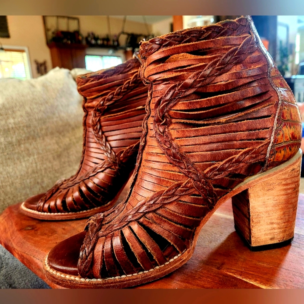 Freebird sz8 EUC BELA Open Toe Wedge